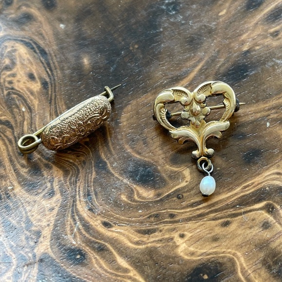 Vintage Gold Brooch Set with Pearl Accent - Picture 4 of 9